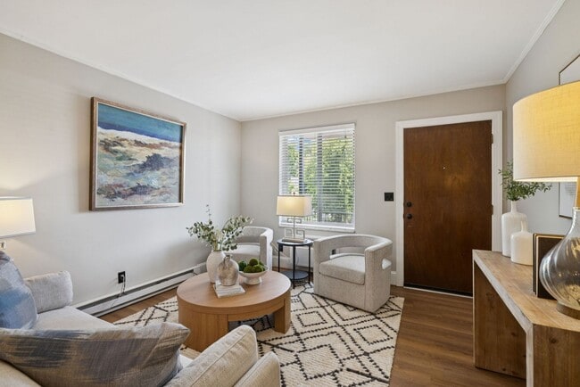 Building Photo - Walkable Location, Location, Location in G...