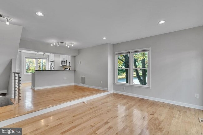 Foto del edificio - 6146 Brook Dr