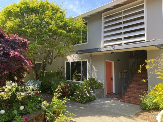 Building Photo - 111 Elm St