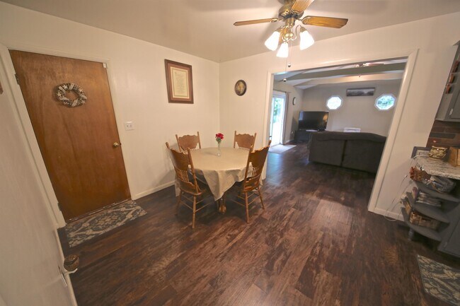 Foto del edificio - 5775 E Robinson Rd