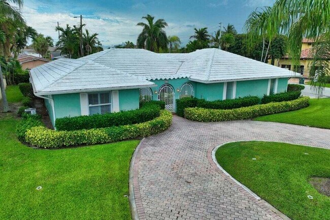 Building Photo - 700 Valencia Dr