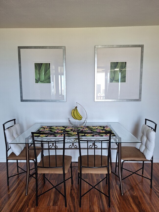 Mesa de comedor con capacidad para 4 personas. - 2916 Date St