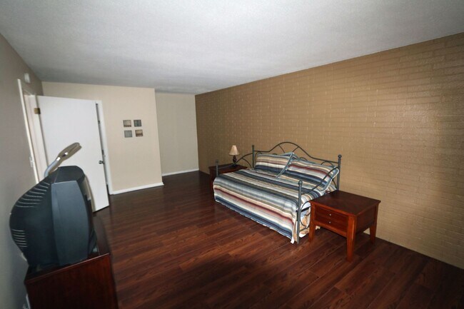 Foto del edificio - 2727 S Lakeshore Dr