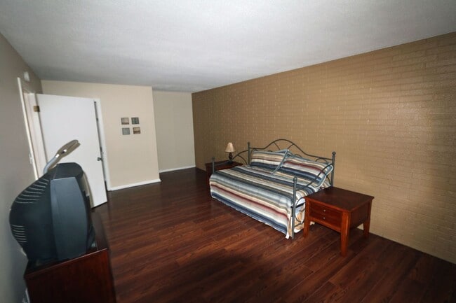 Building Photo - 3-bedroom, 3 bathroom furnished home in Saint Joseph