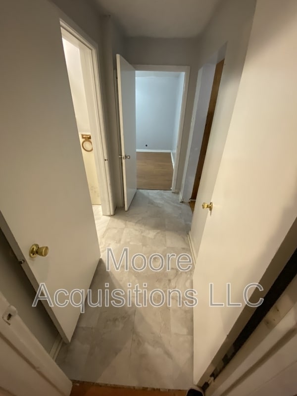 Building Photo - 810 W Day St