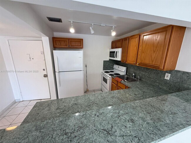 Foto del edificio - 17101 NW 57th Ave