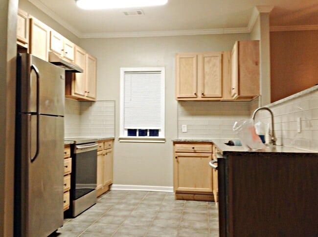 Kitchen - 218 Barfield Ave SW