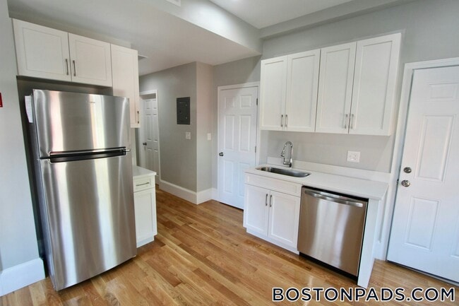 Building Photo - 460 Saratoga St