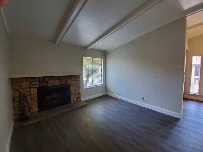 Building Photo - 5333 Primrose Dr