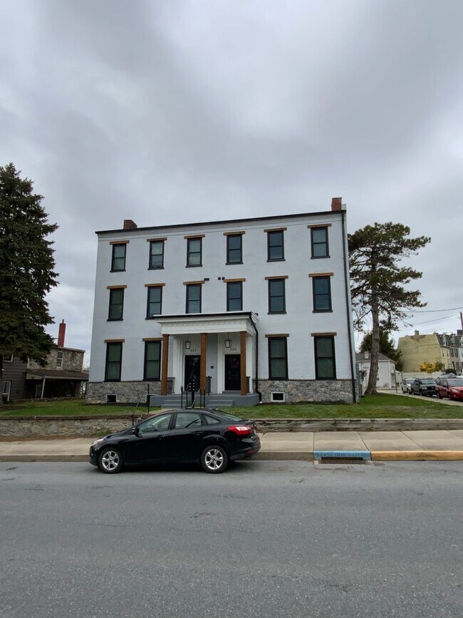 Building Photo - 557 Union St