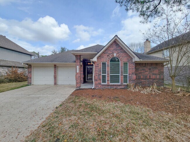 Building Photo - This beautifully maintained property has a spacious layout with ample natural light throughout. T...