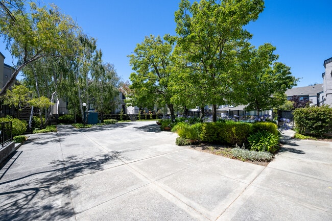 Building Photo - 851 Woodside Way