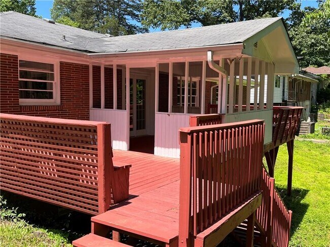 Foto del edificio - 2216 Holly Hill Dr