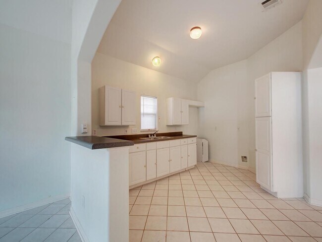 Foto del edificio - 4501 Leslie Ave