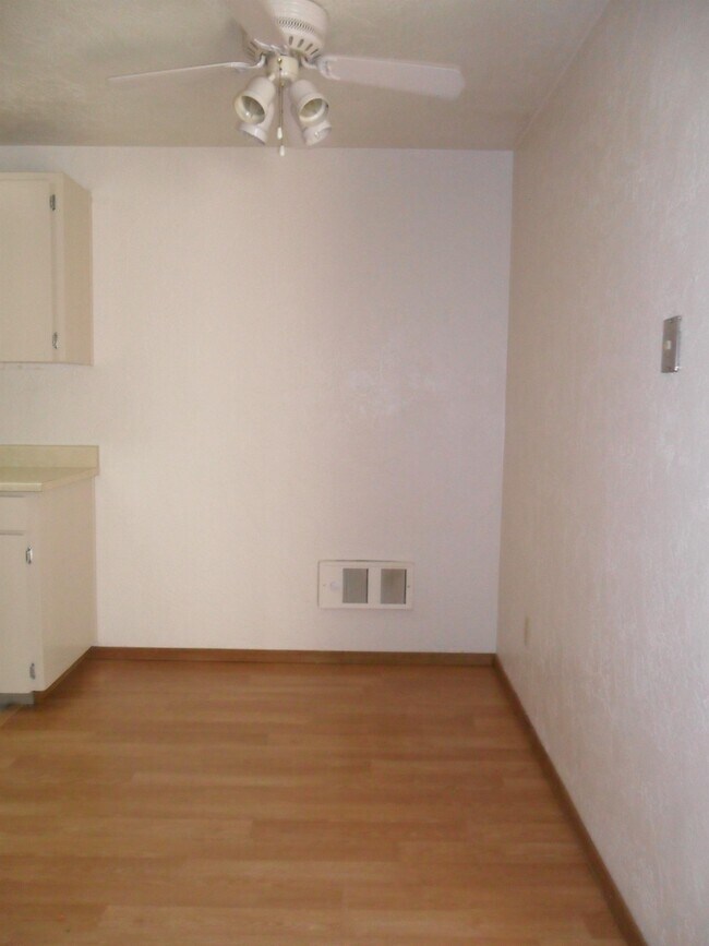 Building Photo - 1073 Hermitage Way S