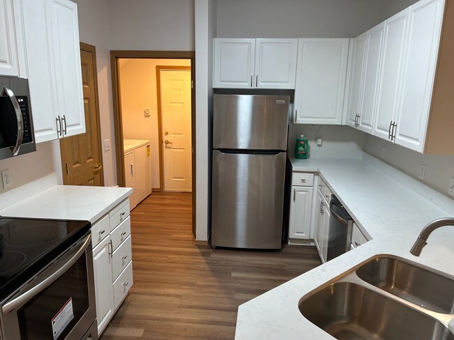 Foto del edificio - 3 Bed, 2 Bath Condo with in Cascade-Fairwood neighborhood of Renton, $2,925/month.