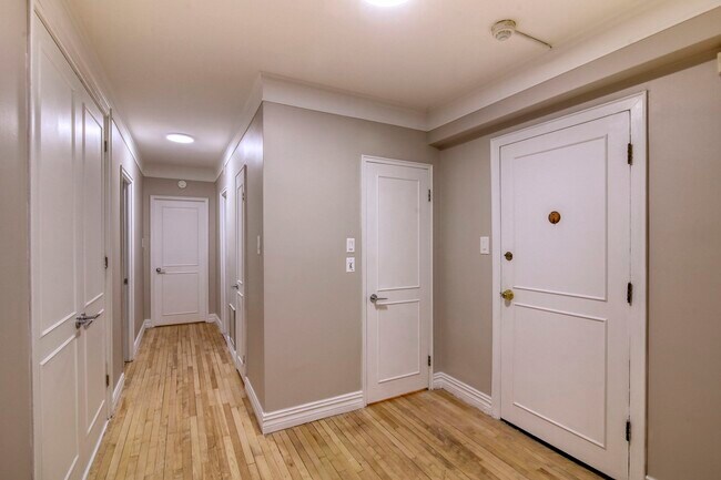 Building Photo - 3468 Rue Drummond