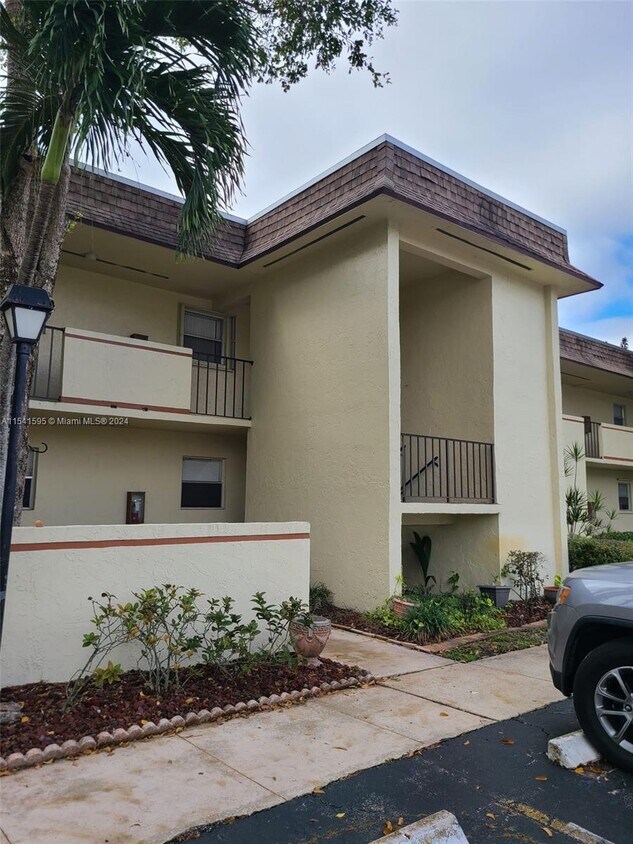 5525 N Lakewood Cir Unit 212, Margate, FL 33063 Condo for Rent in