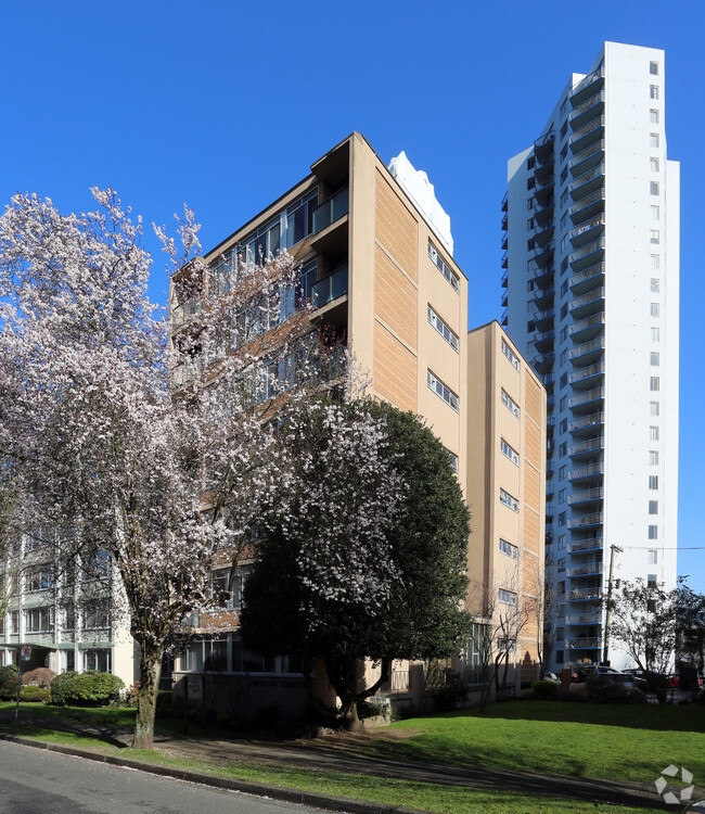 Building Photo - Barclay Towers