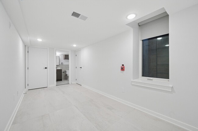 Building Photo - 3729 Lancaster Ave