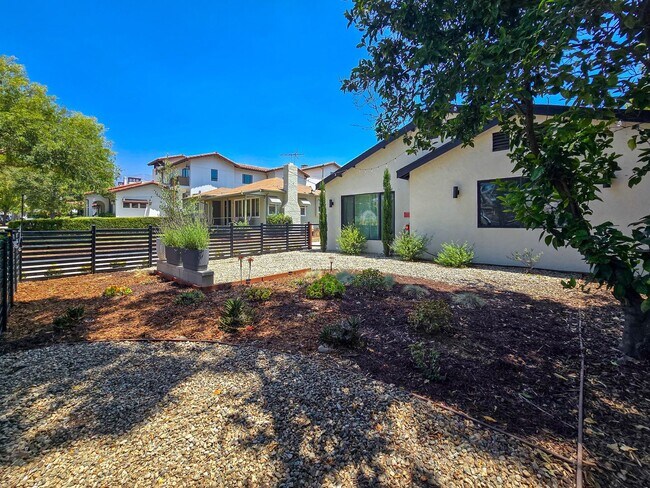 Building Photo - Newly Renovated 4BR Units in Lamanda Park!