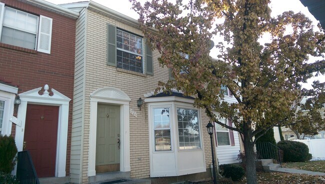 Building Photo - Great Town Home in Fantastic Location