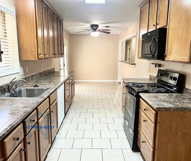 Building Photo - 314 Pin Oak St