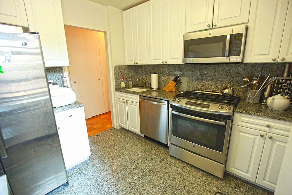 Primary Photo - 320 E 46th St