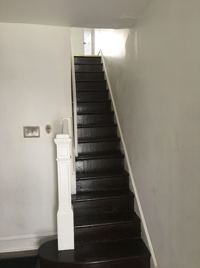 Building Photo - Cozy 3BR Near LaSalle University