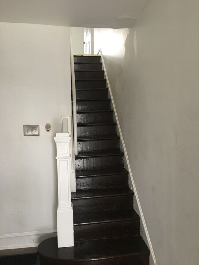 Foto del edificio - Cozy 3BR Near LaSalle University