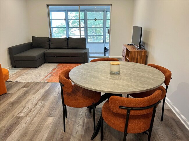 Foto del edificio - 2151 NE 68th St