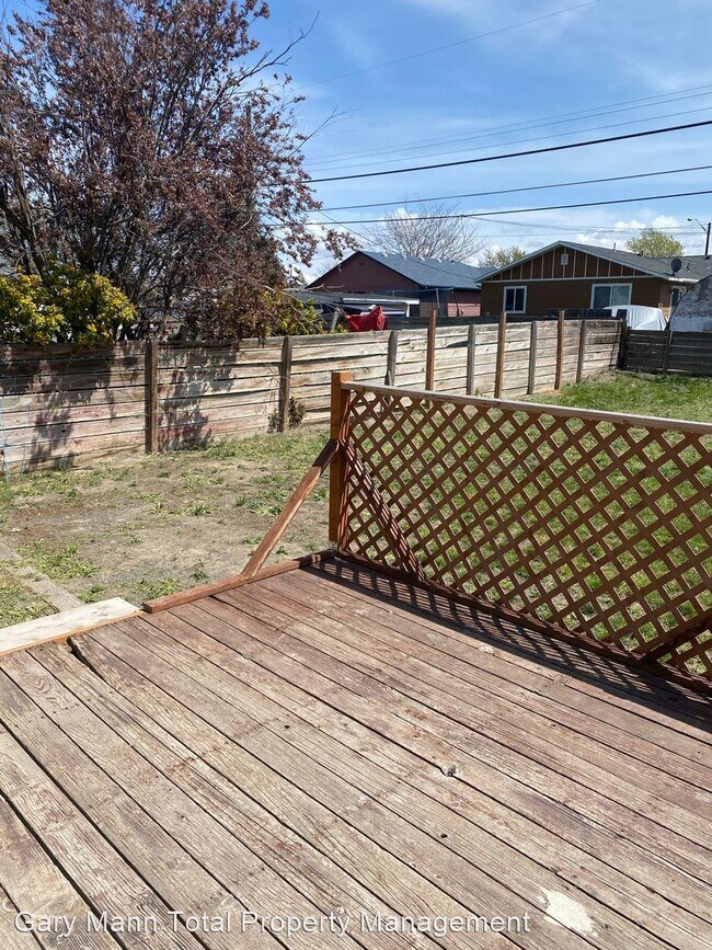 Building Photo - 3 br, 1 bath House - 827 Hawthorne Dr