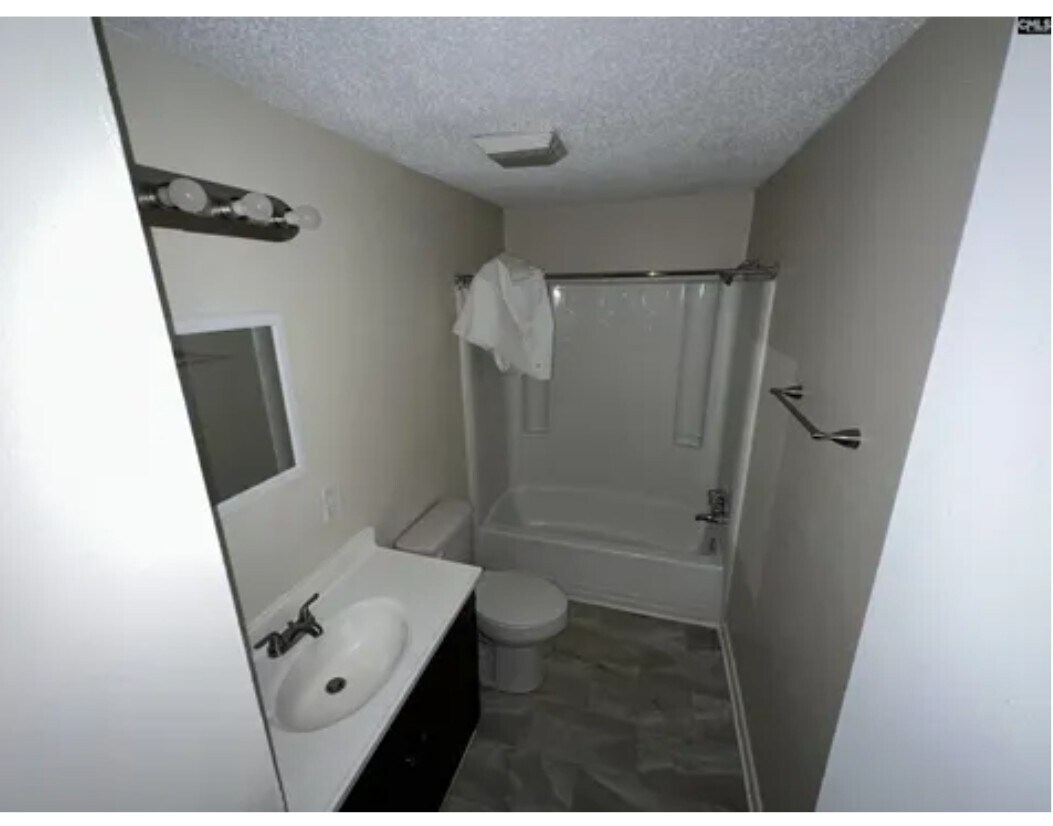 Foto del edificio - 248 Lloydwood Dr