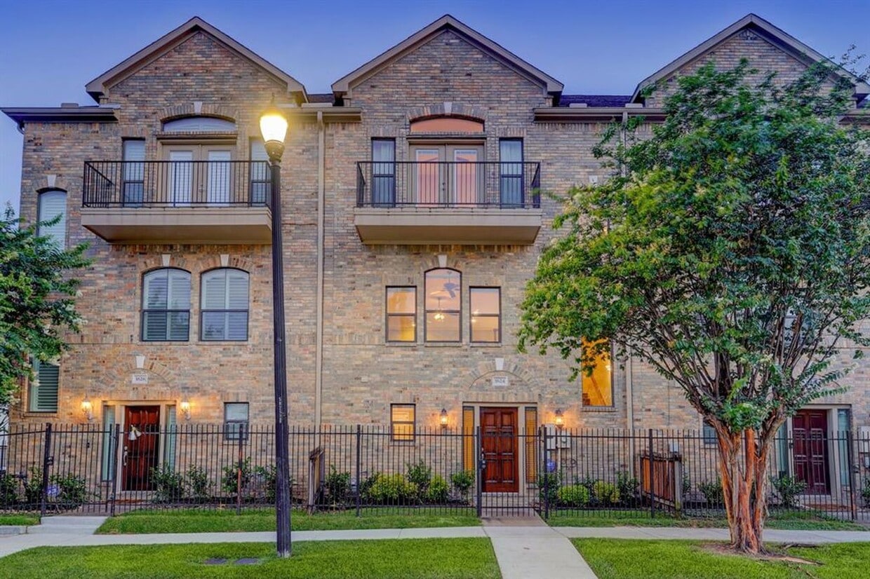 Impeccably Maintained Midtown Townhome wit... - Impeccably Maintained Midtown Townhome wit...