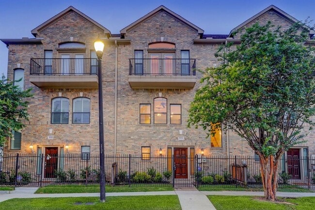 Impeccably Maintained Midtown Townhome wit... - Impeccably Maintained Midtown Townhome wit...