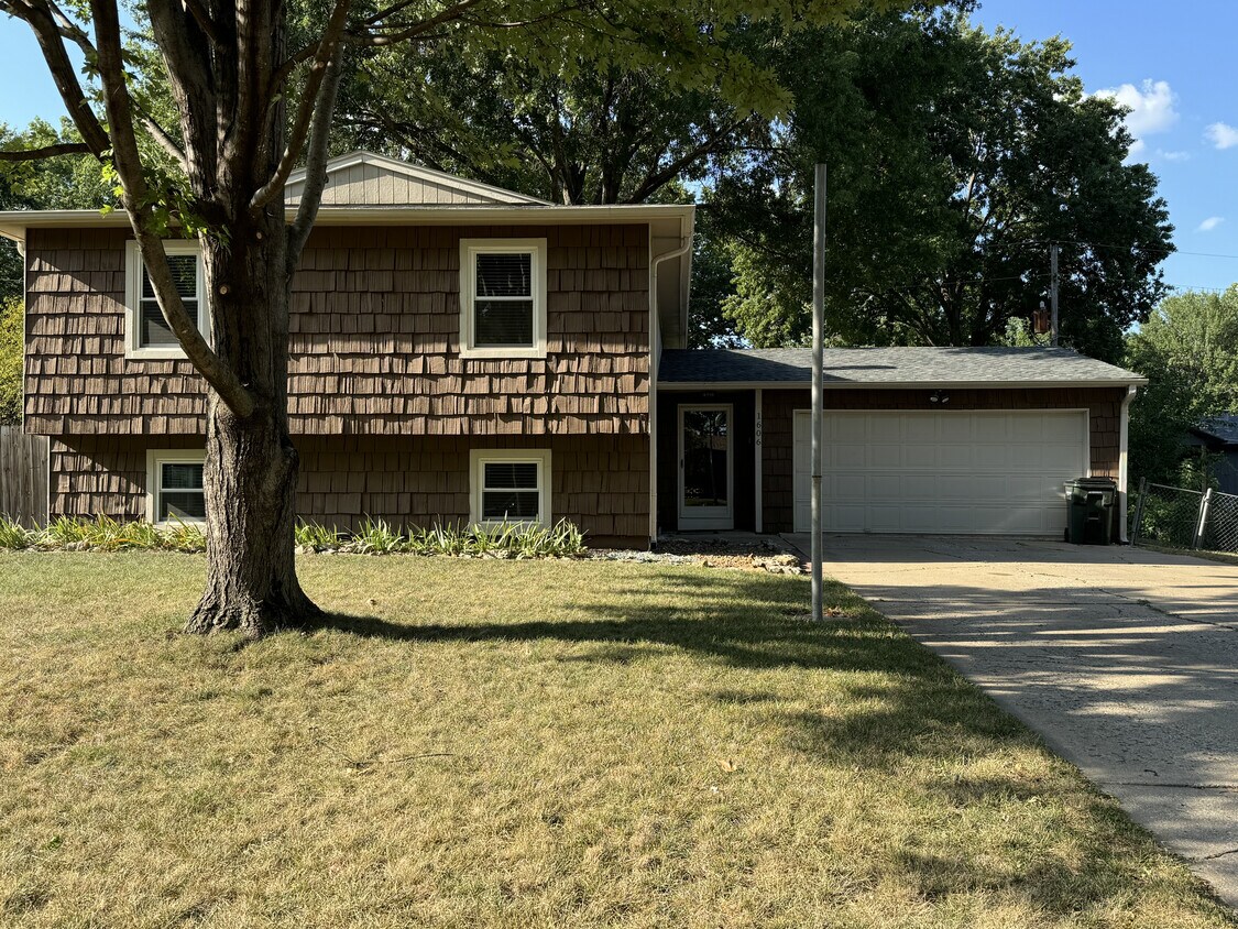 Primary Photo - 1606 W 28th Ter