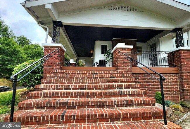 Building Photo - 1320 Irving St NE