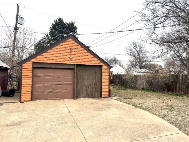 Building Photo - 1734 E Lewis Cir