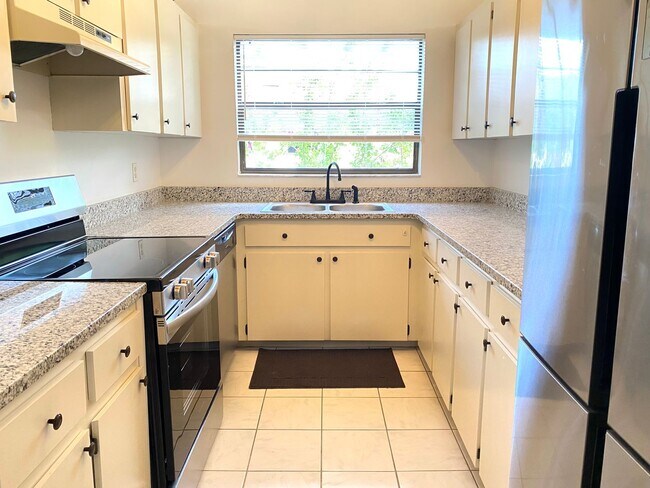Building Photo - 1/1 Updated Condo In Heart Of Ocala