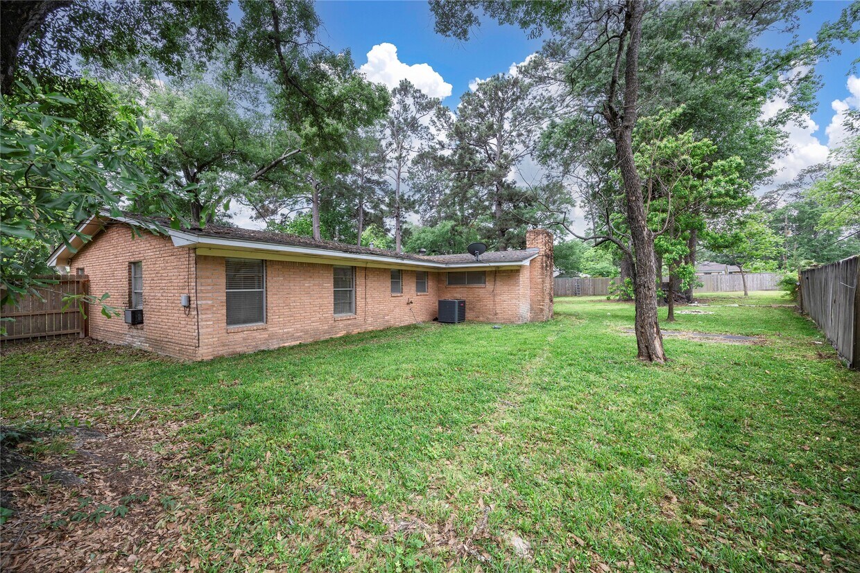 Building Photo - 2 Circle Dr