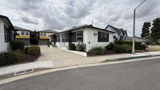 Building Photo - 2540 W Ramona Rd