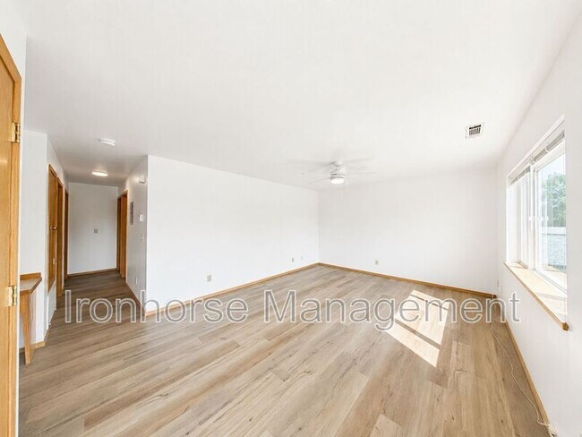 Foto del edificio - 9 Michael Grove Ave