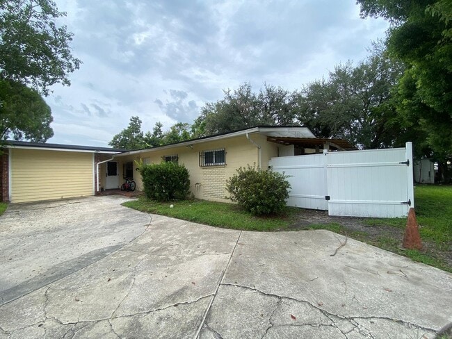 Photo - 830 Royal Oak Dr House