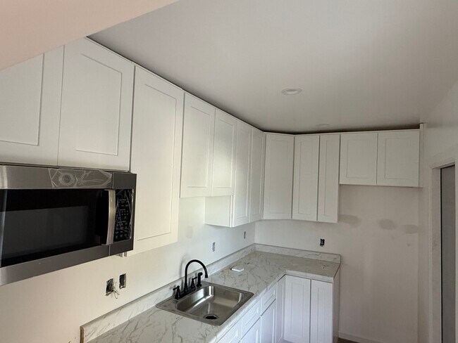 Foto del edificio - 762 1/2 N Ridgewood Pl