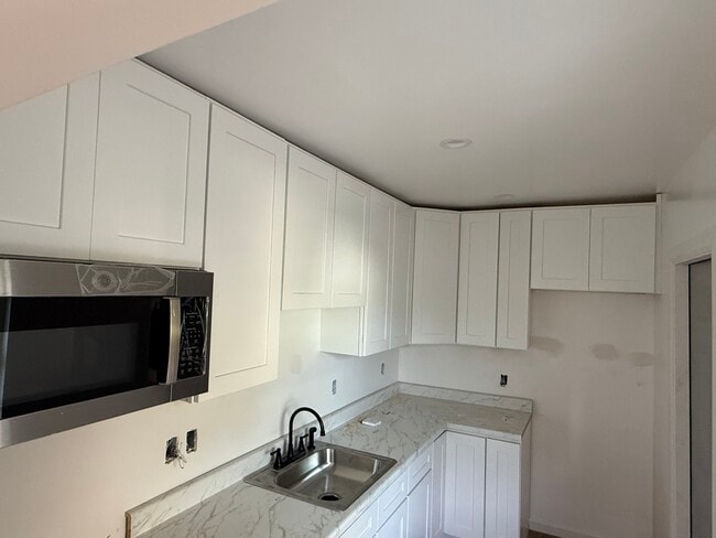 Building Photo - 762 1/2 N Ridgewood Pl