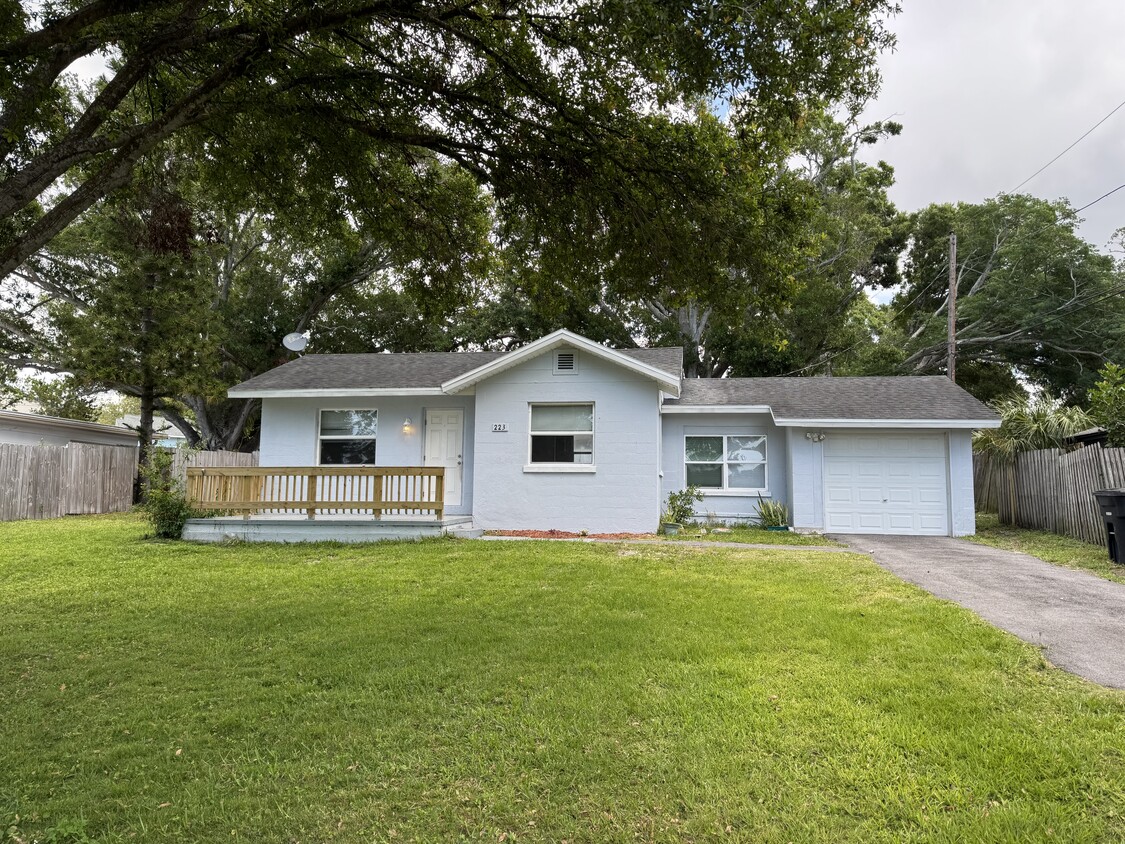 Primary Photo - 223 S Hillcrest Ave