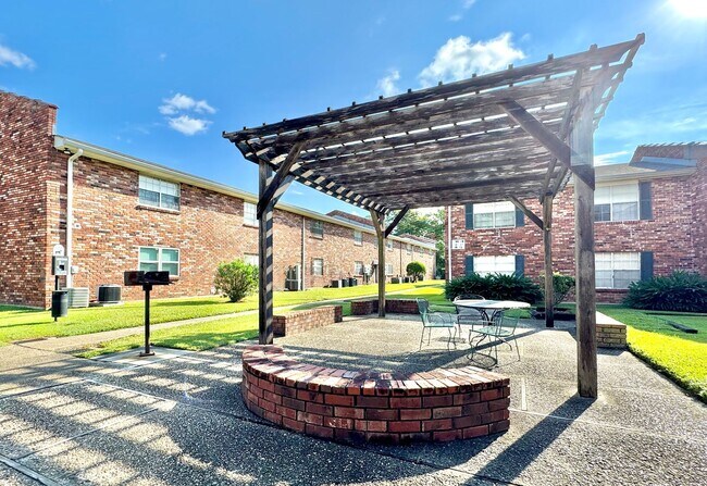 Building Photo - Spacious 2 Bed/2 Bathroom Condo in Bocage ...