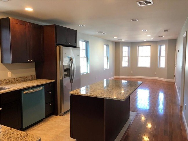 Building Photo - 28 Linton St