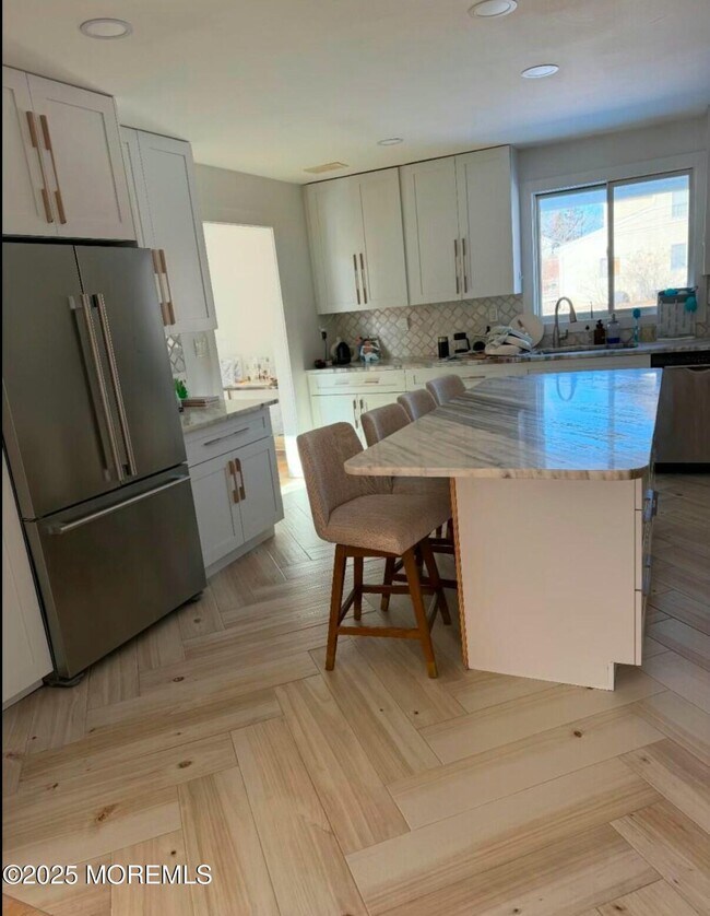 Foto del edificio - 70 Heath Ave