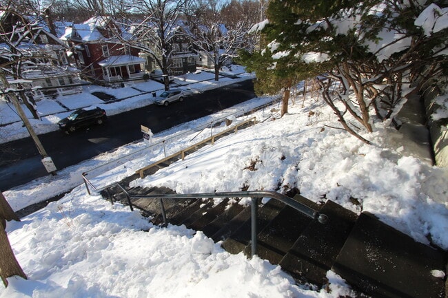 escalones de entrada - 831 Lancaster Ave